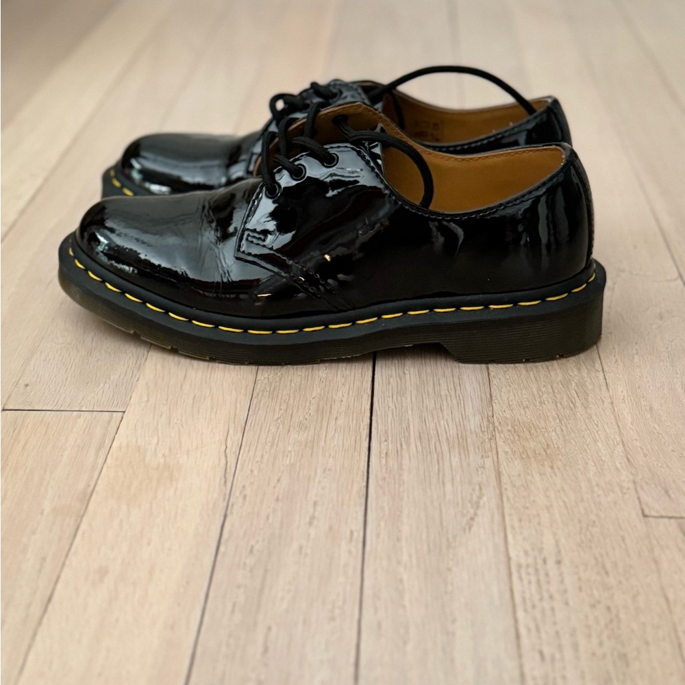 Excellent condition Dr. Marten’s Doc Martens patten leather black shoe